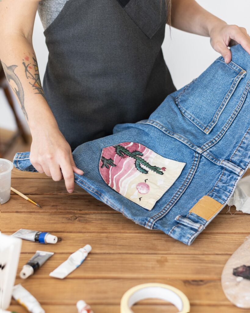 Calça com bordados e pinturas coloridos feitos à mão.