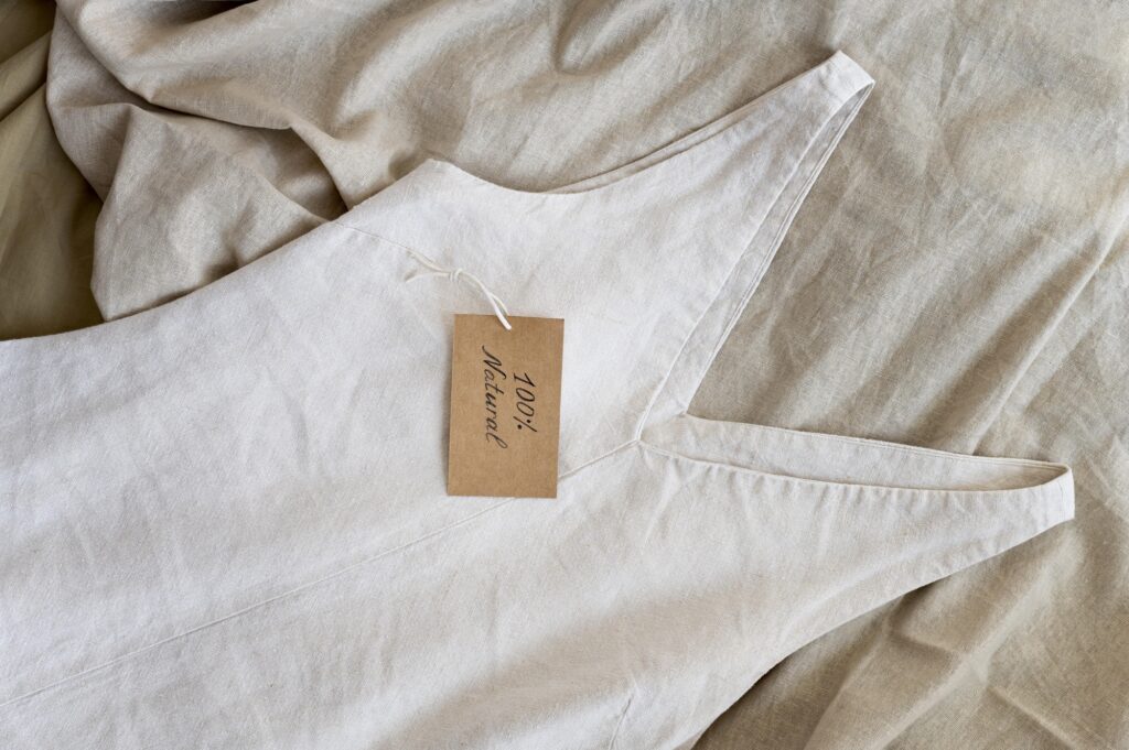 Etiqueta com instruções de lavagem em roupa de algodão.