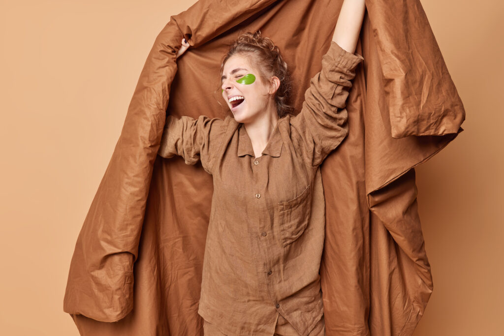 Mulher usa roupas feitas com tecidos sustentáveis.