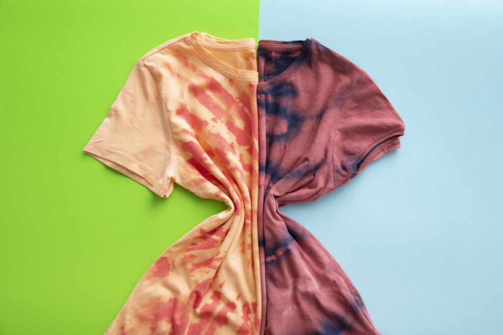 Blusa upcycled por meio de tie-dye.