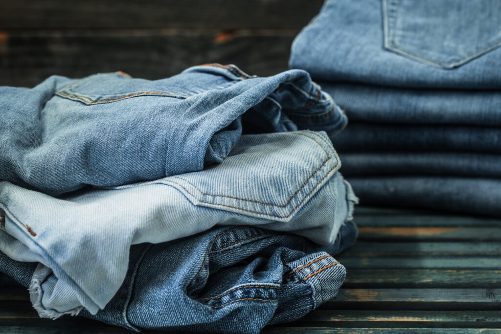 Peças de roupas jeans empilhadas