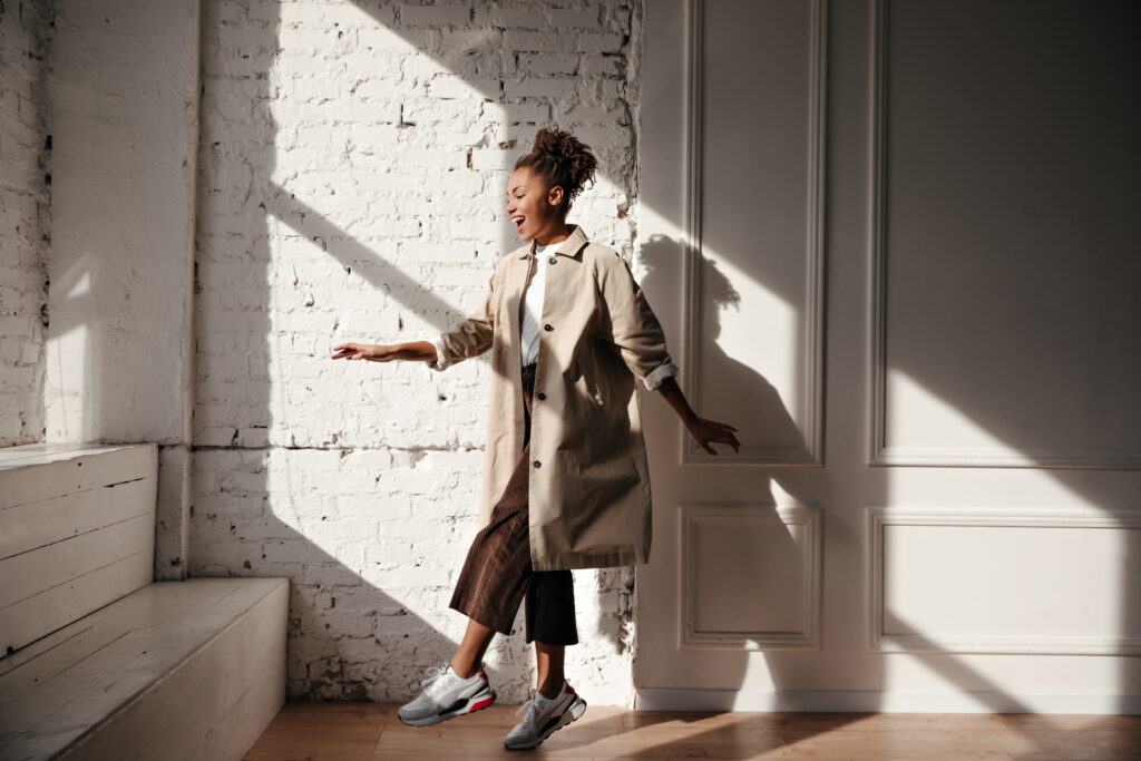 Pessoa vestindo look minimalista com peças neutras de brechó.