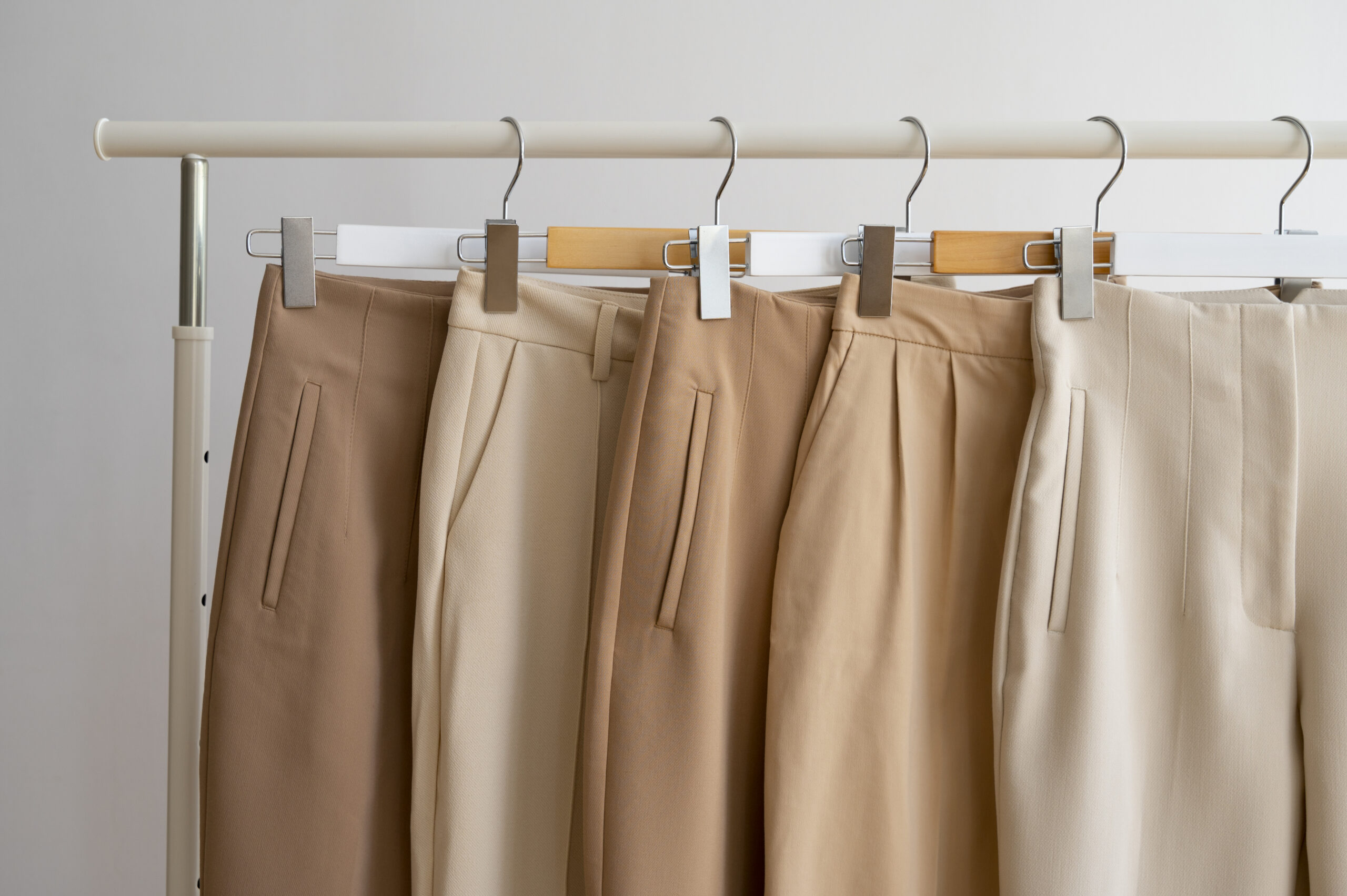 Guia prático: como criar seu guarda-roupa cápsula com peças de brechó