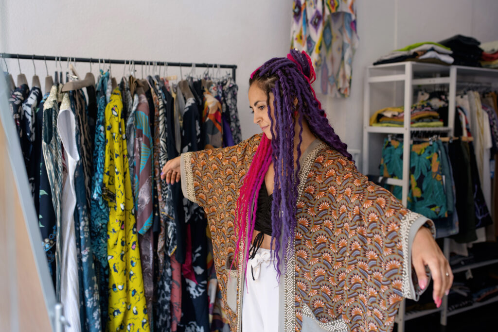 Arara de roupas coloridas em um brechó.