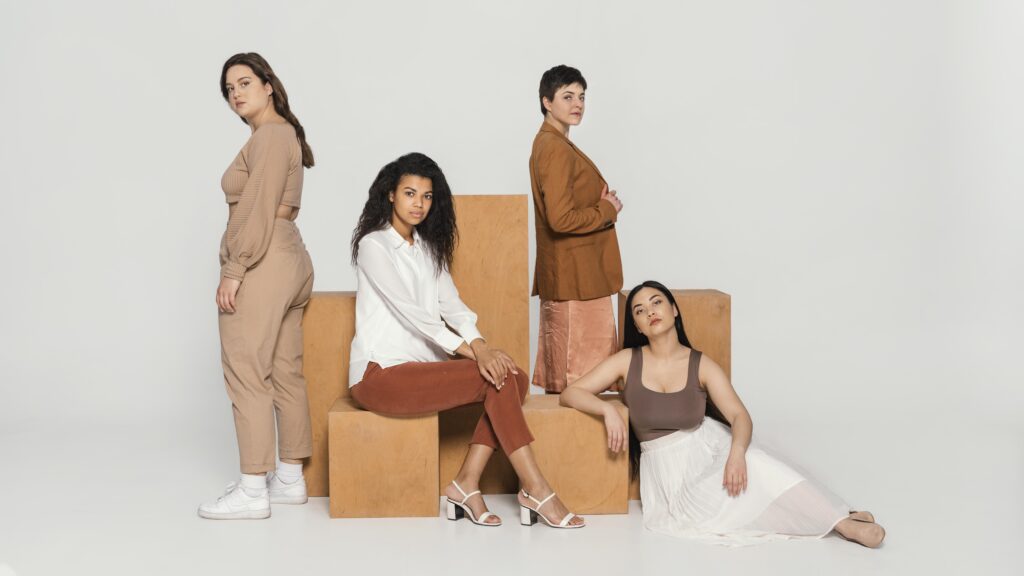 Quatro combinações minimalistas com roupas de segunda mão.
