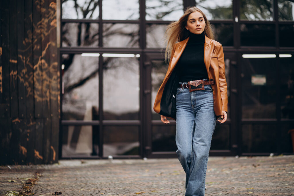 Mulher com jaqueta vintage e calça moderna.