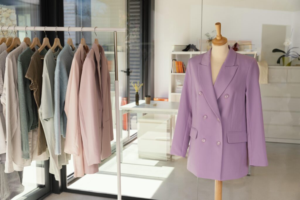 Arara de blazers e jaquetas vintage em brechó.